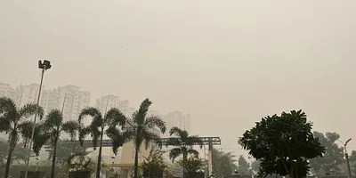 A hazy day in Delhi-NCR, November 2023. Photo: Ajoy Ashirwad Mahaprashasta
